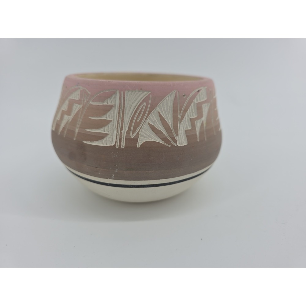 Beautiful Vintage Signed Kanuho Navajo Art Pottery Bowl  Hand-Etched Geometric